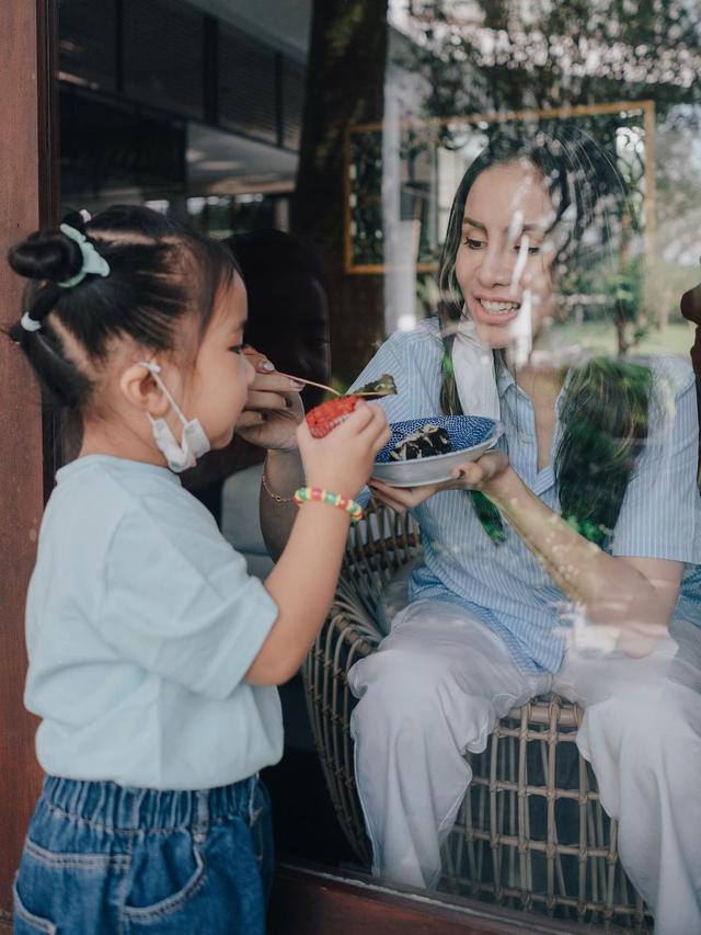 7 Potret Ulang Tahun Momo Geisha yang Harus Disekat Kaca Karena Positif Covid-19