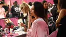 Model seksi Kendall Jenner menunggu untuk dirias di belakang panggung sebelum tampil dalam acara Victoria Secret Fashion Show 2015 di Lexington Armory, New York, Selasa (10/11/2015). (Dimitrios Kambouris/Getty Images untuk Victoria Secret /AFP)