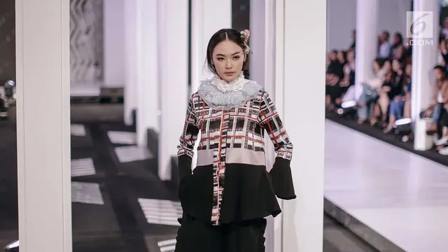 Sederet Model Cantik Pamerkan Busana Rancangan Rinda Salmun di Fashion Nation