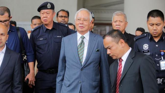 Mantan Perdana Menteri Malaysia, Najib Razak tiba di Pengadilan Tinggi Malaya, Kuala Lumpur, Rabu (8/8). Najib Razak akan dihadapkan dengan dakwaan baru di bawah undang-undang anti pencucian uang untuk kasus megakorupsi 1MDB. (AP/Yam G-Jun)