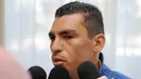 Kapten Timnas Brasil, Lucio dalam konferensi pers di Montevideo pada 5 Juni 2009, sebelum menghadapi Uruguay untuk ajang kualifikasi Piala Dunia 2010. AFP PHOTO/Miguel ROJO