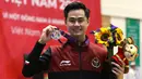 Atlet Wushu Indonesia, Nicholas berhasil meraih medali perak dalam cabang olahraga Wushu nomor Taolu Taiji Jian Putra SEA Games 2021 di Cau Giay Gymnasium, Hanoi, Sabtu (14/5/2022). Nicholas berada di posisi kedua dengan poin 9,71. (Bola.com/Ikhwan Yanuar)