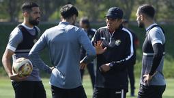 Pelatih Yordania, Hussein Ammouta, memberikan arahan kepada melakukan latihan jelang laga final melawan Qatar di Lusail, Doha, Jumat (9/2/2024). (AFP/Karim Jaafar)