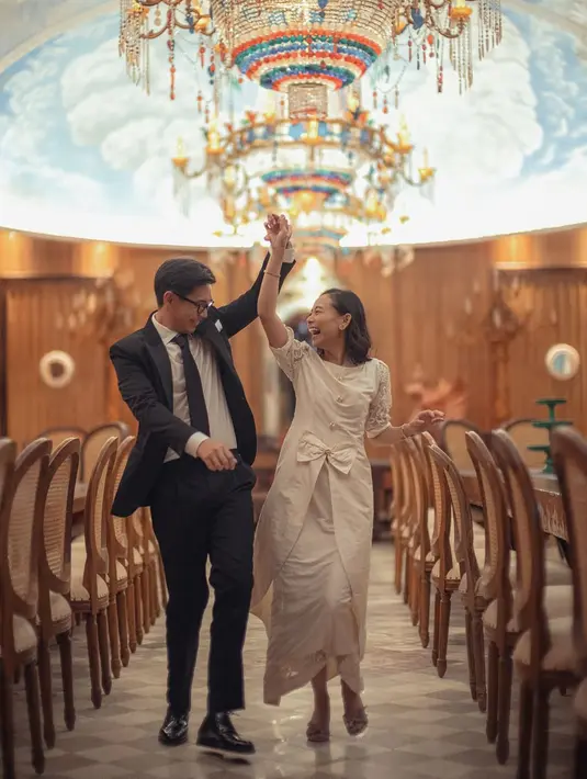 Keduanya tampil dengan busana bersiluet simple namun dengan aksen dramatis.  [Foto: Instagram/ Brandon Salim]