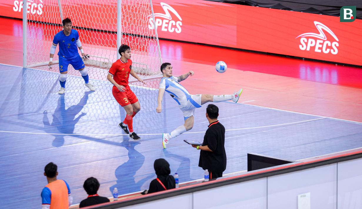 <p>Pemian Timnas Futsal Argentina, Matias Rosa (kanan) mengontrol bola dibayangi pemain Indonesia, Muhammad Rizki Xavier dalam laga lanjutan 4 Nations World Series 2025 di Jakarta International Velodrome, Rawamangun, Sabtu (01/02/2025). (Bola.com/Bagaskara Lazuardi)</p>