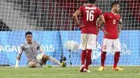 Ekspresi kiper Indonesia U-23, Teguh Amiruddin, setelah gawangnya kebobolan oleh pemain Thailand U-23 dalam semi final sepak bola SEA Games 2015 di Stadion Nasional, Singapura. Sabtu (13/6). (Bola.com/Arief Bagus)