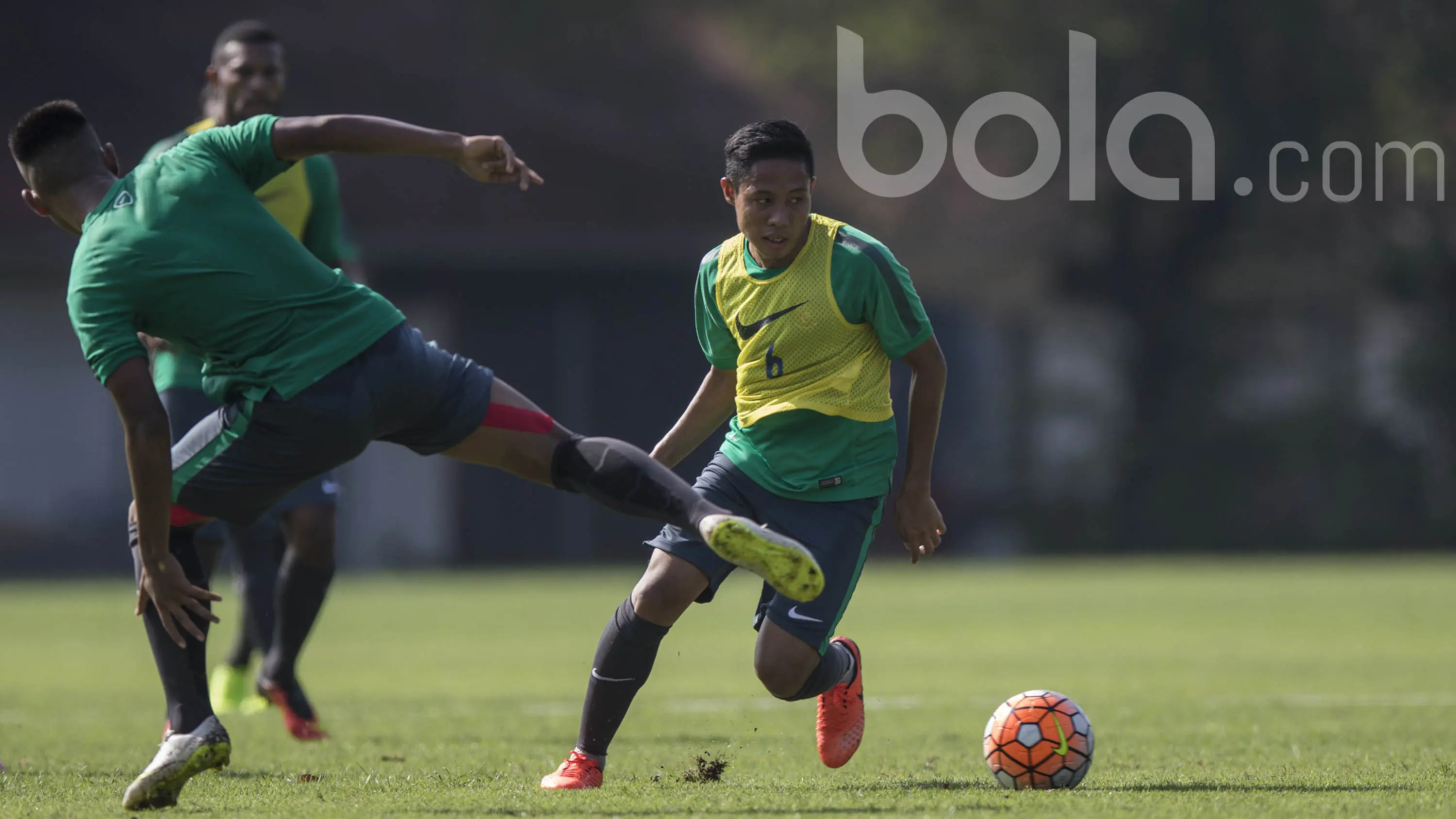 Gelandang Bhayangkara FC, Evan Dimas, menggiring bola saat mengikuti seleksi Timnas Indonesia U-22 di Lapangan SPH Karawaci, Banten, Rabu (22/2/2017). (Bola.com/Vitalis Yogi Trisna)