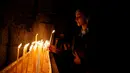 Sonam Kapoor membawa lilin saat mengunjungi Gereja Makam Suci di Kota Tua Yerusalem 30 Mei 2016. Dia adalah salah satu aktris dengan bayaran tertinggi dan selebriti paling modis di India. (REUTERS / Ammar Awad)