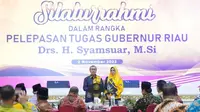 Syamsuar dan istri dalam acara pelepasan tugas sebagai Gubernur Riau karena maju dalam pemilihan umum sebagai calon legislatif untuk DPR. (Liputan6.com/Diskominfo Riau)
