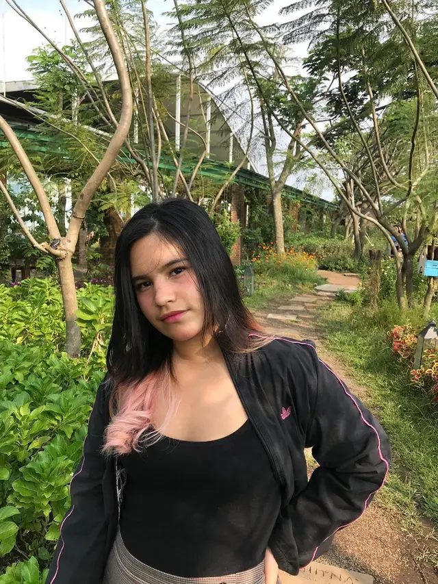 5 Potret Andleeb Rishi, Adik Angbeen Rishi yang Tak Kalah Cantik