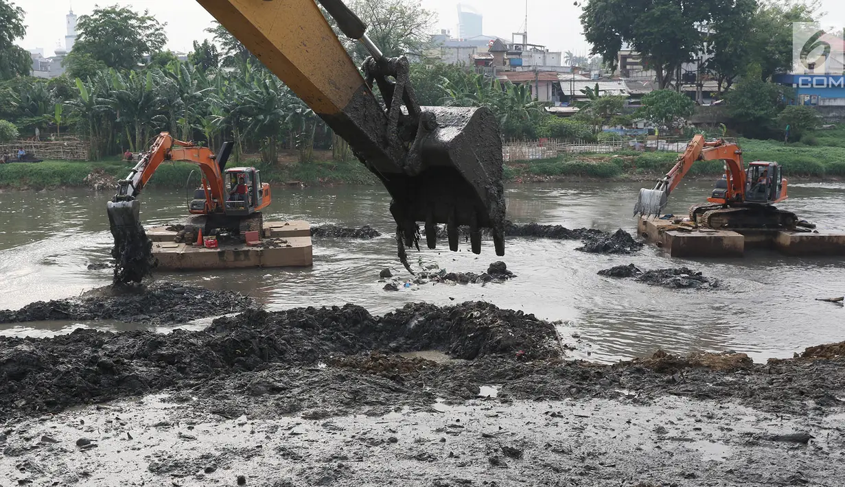 Petugas mengeruk endapan lumpur di Kanal Banjir Barat, Jakarta, Jumat (3/11). Pengerukan juga dilakukan untuk megantisipasi bantaran BKB yang sering meluap ketika hujan akibat penyempitan jalur sungai. (Liputan6.com/Immanuel Antonius)