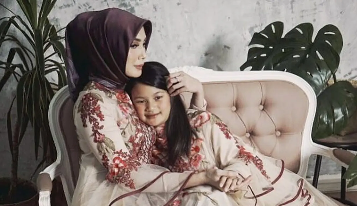 Tentu saja keputusan Fenita Arie untuk berhijab pun mendapatkan berbagai pujian dari warganet. (Foto: instagram.com/ariekuntung)