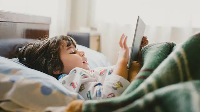 Ilustrasi Anak Bermain Gadget