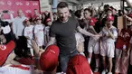 Legenda sepak bola Inggris, David Beckham, menyapa fans cilik di Stadion Soemantri Brodjonegoro, Jakarta, Minggu (25/3/2018). AIA membagikan 10.000 bola kepada akademi sepak bola di Indonesia. (Bola.com/M Iqbal Ichsan)