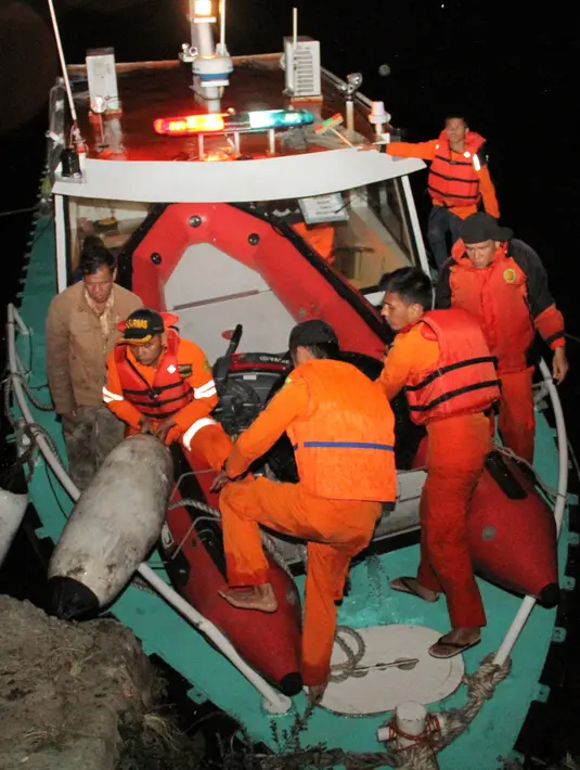 Tim penyelamat kembali ke pelabuhan usai pencarian korban hilang KM Sinar Bangun yang tenggelam di Danau Toba, Sumatera Utara, Senin (18/6). Cuaca buruk memaksa tim penyelamat sempat menunda pencarian. (AFP Photo/Lazuardy Fahmi)