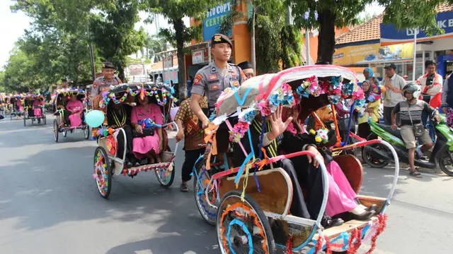 11 purnawirawan polisi diarak menggunakan becak. (Foto: Liputan6.com/Polres Pemalang/Muhamad Ridlo)