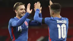 Striker Inggris, Jadon Sancho (kanan), merayakan gol yang dicetaknya bersama Jack Grealish dalam laga uji coba internasional melawan Republik Irlandia di Stadion Wembley, London, Jumat (13/11/2020) dini hari WIB. Inggris menang 3-0 atas Republik Irlandia. (AP/Nick Potts/Pool)