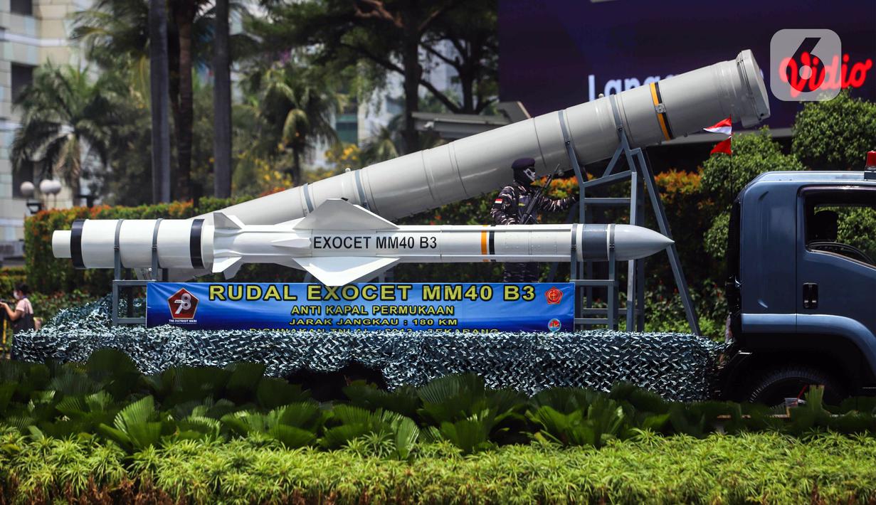 Sedangkan kekuatan untuk Defile Pasukan dan Alutsista terdiri dari 1 Yon Drumband gabungan Taruna Akademi TNI, Kelompok Panji-Panji, 1 Brigade Gabungan (1 Yon POM, 1 Yon Wan TNI dan 1 Yon Taruna Akademi TNI), 1 Brigade TNI, 1 Brigade TNI AD 1 Brigade TNI AL, 1 Brigade TNI AU, 1 Yon Gabungan Komcad dan Komduk, 1 Kompi Pasukan Teatical dan pok Pers Veteran (naik kendaraan). (Liputan6.com/Angga Yuniar)