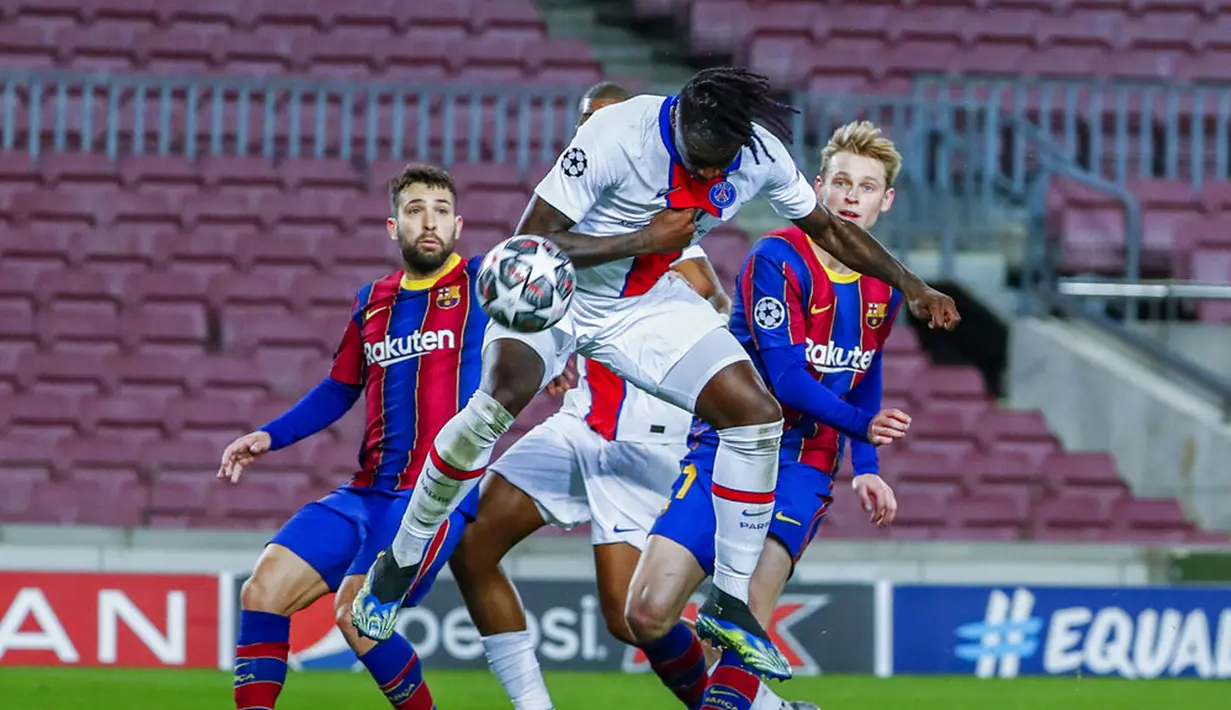 Pemain Paris Saint-Germain Moise Kean (tengah) mencetak gol ke gawang Barcelona pada leg pertama babak 16 besar Liga Champions di Camp Nou, Barcelona, Spanyol, Selasa (16/2/2021). PSG menang 4-1. (AP Photo/Joan Monfort)