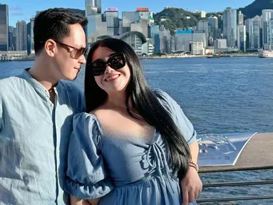 Clarissa Putri membagikan potret bulan madunya yang menyenangkan bersama suami. Sahabat Fadil Jaidi ini memilih Hong Kong sebagai negara tujuannya untuk menghabiskan waktu berdua sebagai pengantin baru. Objek wisata yang tidak dilewatkan oleh Clarissa salah satunya Victoria Harbour. (Liputan6.com/IG/@clarissaputri_)