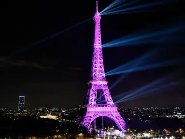 Menara Eiffel diterangi cahaya warna pink sebagai tanda Bulan Kesadaran Kanker Payudara di Paris, Selasa (1/10/2019). Tiap tahunnya di bulan Oktober, ditetapkan sebagai bulan kewaspadaan kanker payudara. (Photo by STEPHANE DE SAKUTIN / AFP)