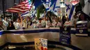 Ada massa yang mengibarkan bendera Israel. Ada pula massa yang mengibarkan bendera Palestina. (AP Photo/John Locher)