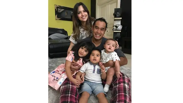 Makan di Pinggir Jalan, Ini 6 Gaya Sederhana Ardi Bakrie saat Asuh Anak