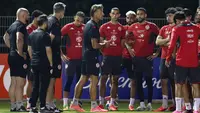 Pelatih kepala Tunisia asal Prancis, Herve Renard (tengah), berbicara kepada para pemainnya dalam sesi latihan selama turnamen Piala Dunia 2026 di Pusat Pelatihan Rayados di Santiago, negara bagian Nueva Leon, Meksiko pada 16 Juni 2026. (Julio Cesar AGUILAR/AFP)