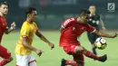 Pemain Persija, Ramdani Lestaluhu (kanan) mencoba menembus pertahanan Selangor FA saat laga persahabatan di Stadion Patriot Candrabhaga, Bekasi, Kamis (6/9). Babak pertama berakhir imbang 1-1. (Liputan6.com/Helmi Fithriansyah)