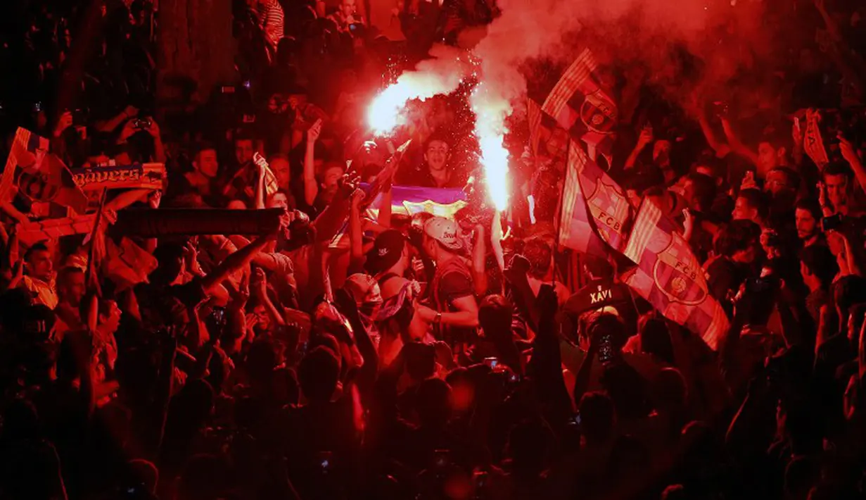 Pesta pendukung Barcelona di pusat kota Barcelona. (AFP PHOTO / QUIQUE GARCIA)