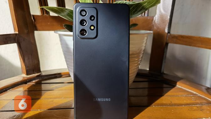 Bodi belakang Galaxy A72 (Liputan6.com/ Agustin Setyo W)