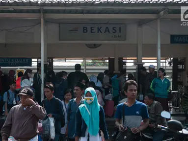 Calon penumpang kereta rel listrik (KRL) atau Commuter Line memadati Stasiun Bekasi, Jawa Barat, Jumat (19/5). Akibat Stasiun Klender terbakar, para penumpang di Stasiun Bekasi memilih mencari moda transportasi lainnya. (Liputan6.com/Gempur M Surya)