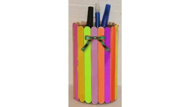 tempat pensil dari stik es krim sederhana