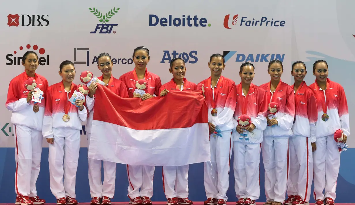 Tim renang indah Indonesia berpose dengan medali perunggu SEA Games 2015. Medali emas diraih tuan rumah Singapura dan perak oleh Malaysia. (Bola.com/Arief Bagus)