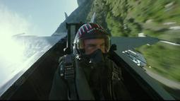 Tom Cruise saat naik pesawat tempur sungguhan dalam film Top Gun: Maverick. (Foto: Paramount Pictures via IMDb)
