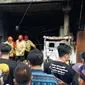 Petugas mengevakuasi korban kebakaran pom mini di Sidoarjo. (Dian Kurniawan/Liputan6.com).