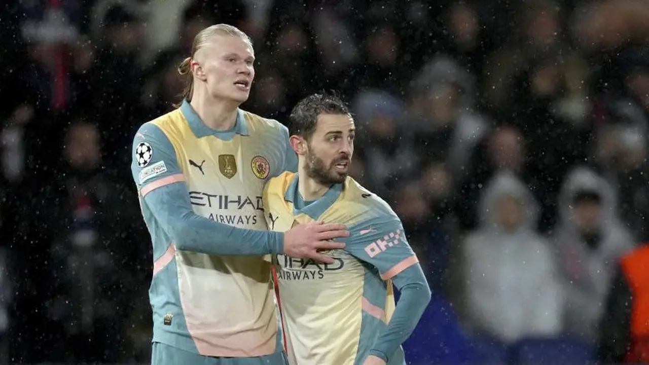 Erling Haaland dan Bernardo Silva dalam laga Liga Champions antara PSG vs Manchester City, Kamis (23/1/2025) dini hari WIB. (c) AP Photo/Thibault Camus