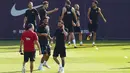 Pemain Barcelona, Suarez dan Messi, bercanda dengan pelatih Barcelona, Valverde, saat latihan di Joan Gamper, Senin (17/7/2017). La Blaugrana menggelar latihan untuk mempersiapkan skuad yang akan menjalani tur pramusim di AS. (EPA/Alejandro Garcia)