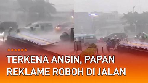 VIDEO: Terkena Angin dan Hujan Deras, Papan Reklame Roboh di Jalan