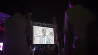 Masyarakat Ghana menyaksikan film dokumenter buatan Ahmed Hussein-Suale (AFP Photo)