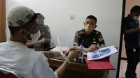Jaksa saat memeriksa pemberkasan terhadap kasus penusukan anggota TNI hingga meninggal dunia. (Liputan6.com/Dicky Agung Prihanto)