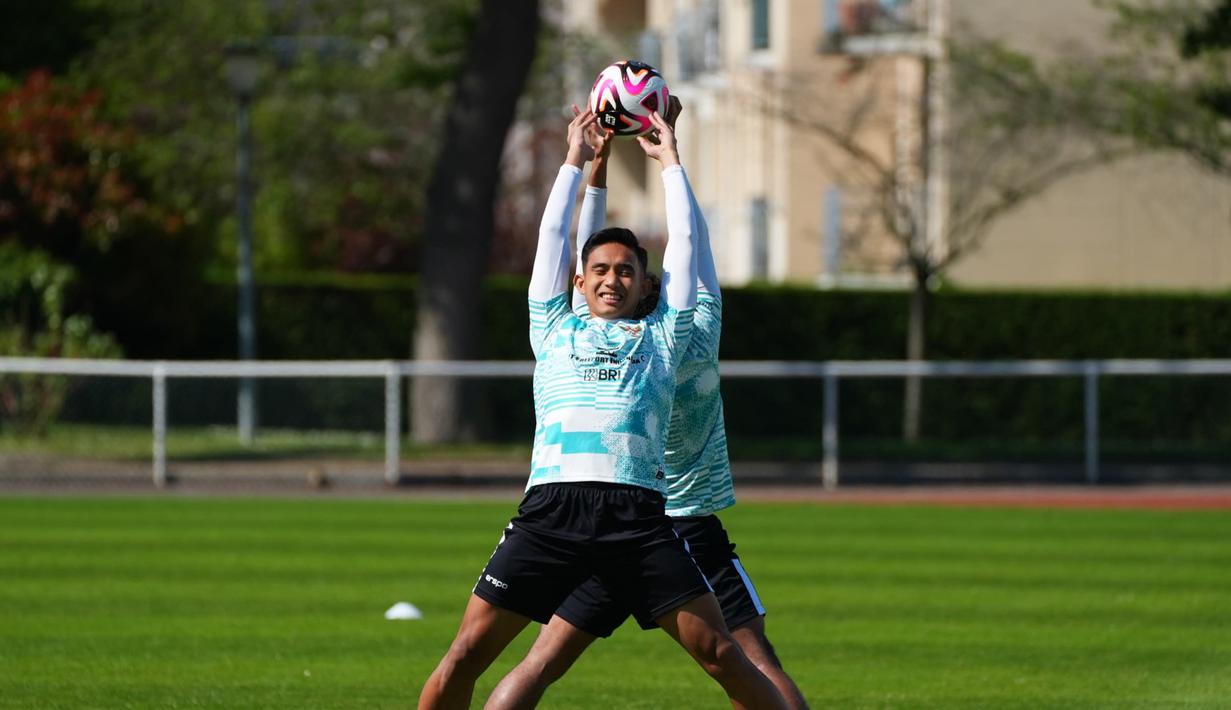 Kapten Timnas Indonesia U-23, Rizky Ridho melakukan latihan bersama rekannya menjelang laga Play-off melawan Guinea di Stade Leo Lagrange, Paris, Prancis, Rabu (08/05/2024) waktu setempat. (Dok. PSSI)