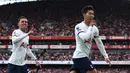Selebrasi pemain Tottenham Hotspur, Son Heung-min, setelah mencetak gol di depan pendukung Arsenal dalam pertandingan yang berakhir imbang 2-2 di pekan keenam Liga Inggris 2023/2024, Minggu (24/9/2023). Dua gol Son Heung-min ke gawang The Gunners membuat dirinya berada diposisi ketiga pencetak gol terbanyak sepajang masa Spurs di bawah Harry Kane dengan 278 gol dan Jimmy Greaves dengan 180 gol. (AFP/Henry Nicholls)