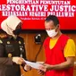 Kepala Kejari Pelalawan Silpia Rosalina saat menyerahkan surat penghentian perkara pencurian sawit. (Liputan6.com/M Syukur)