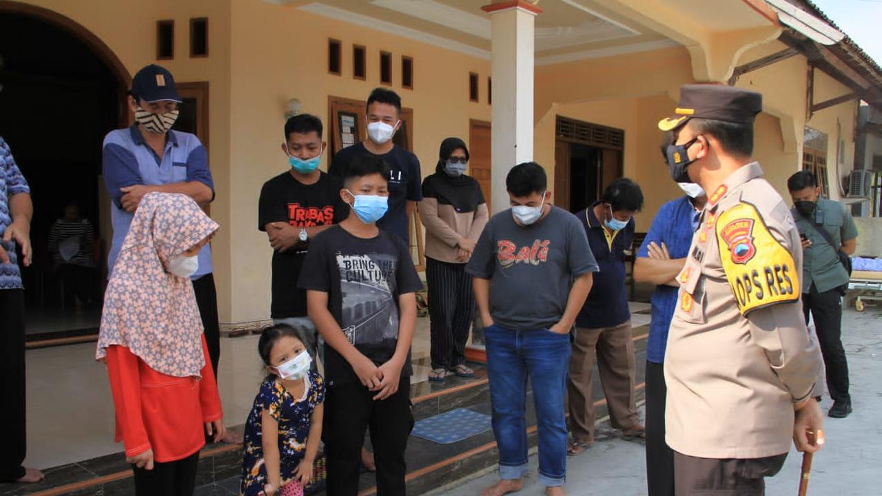 Kapolres Sukoharjo AKBP Wahyu Nugroho Setyawan saat bertemu dengan tiga bocah yang jadi yatim piatu karena Covid-19. (Foto: Liputan6.com/ Humas Polda Jateng)