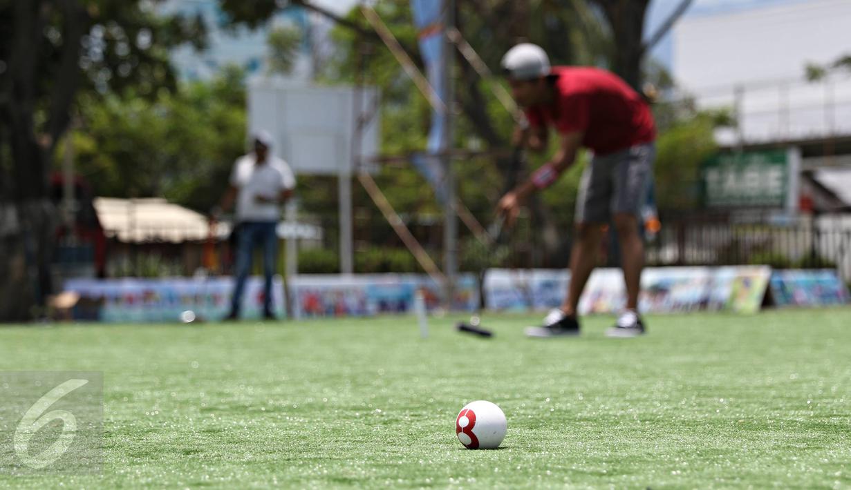 Wisatawan bermain olahraga gateball di Pantai Talise, Palu, Sulawesi Tengah, Selasa (8/3). Event olahraga tersebut diadakan untuk memeriahkan acara melihat Gerhana Matahari Total bersama yang akan diadakan Rabu (9/3) besok (Liputan6.com/Immanuel Antonius)