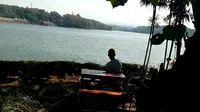 Duduk santai di taman yang berada di dalam kawasan Bendungan Lahor, Karangkates Kabupaten Malang (Liputan6.com/Zainul Arifin)