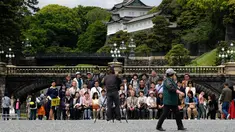 Wisatawan foto bersama di area Taman Istana Kekaisaran di Tokyo, Jepang (29/4/2019). Kaisar Jepang Akihito akan turun dari Tahta Krisan pada 30 April 2019 mengakhiri 30 tahun masa pemerintahannya. (Kazuhiro NOGI / AFP)
