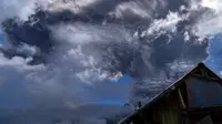 Sinabung Kembali Erupsi dengan Tinggi Kolom 1.000 Meter Berwarna Kelabu
