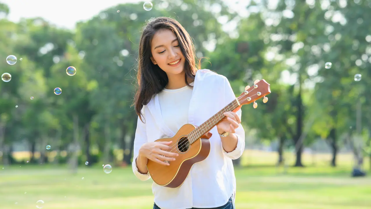 perempuan main gitar